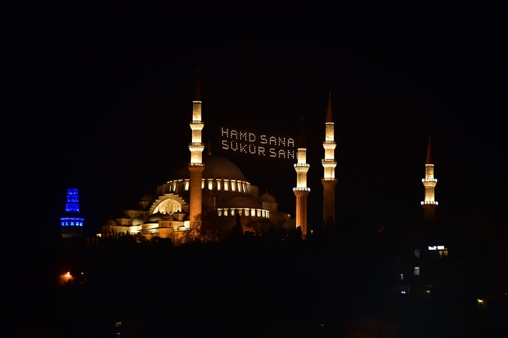 Ramazan akşamlarını boş geçiren tarihi camiler fotoğraf karelerine yansıdı