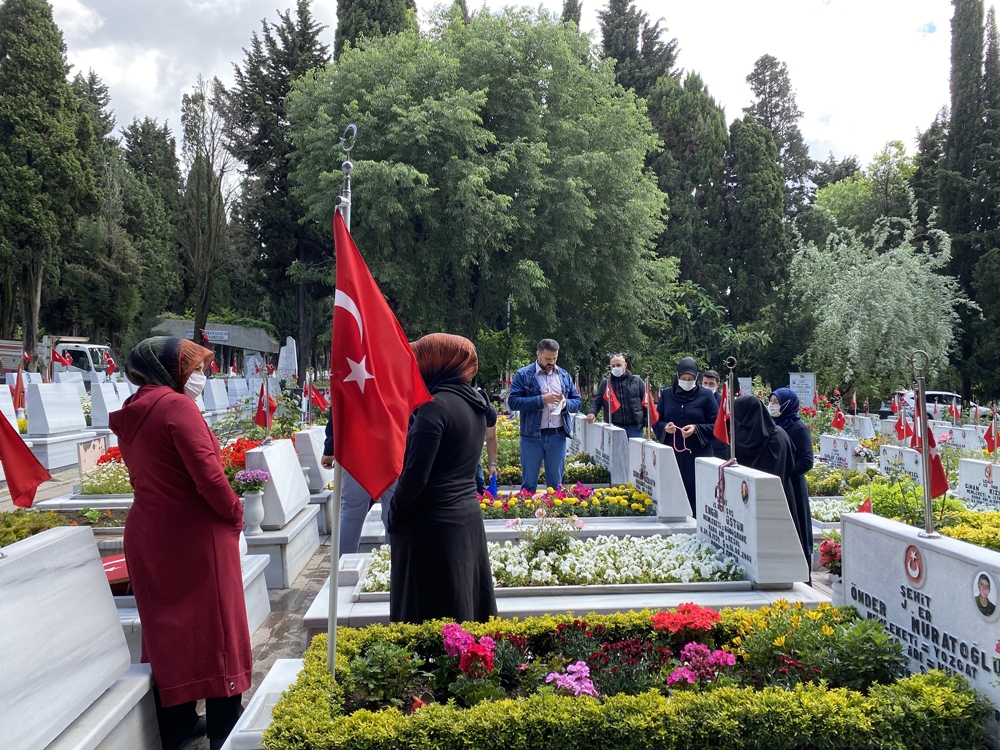 Ramazan Bayramı öncesi aileler, Edirnekapı Şehitliği’ni ziyaret etti