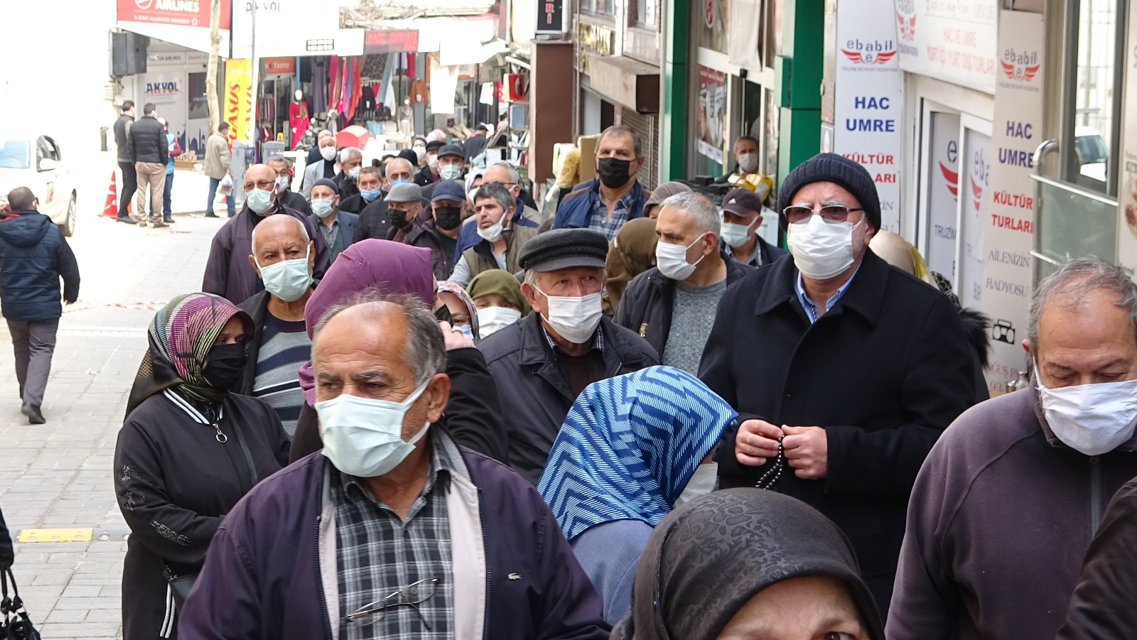 Ramazan öncesi alışveriş çılgınlığı...Kuyruklar uzadı