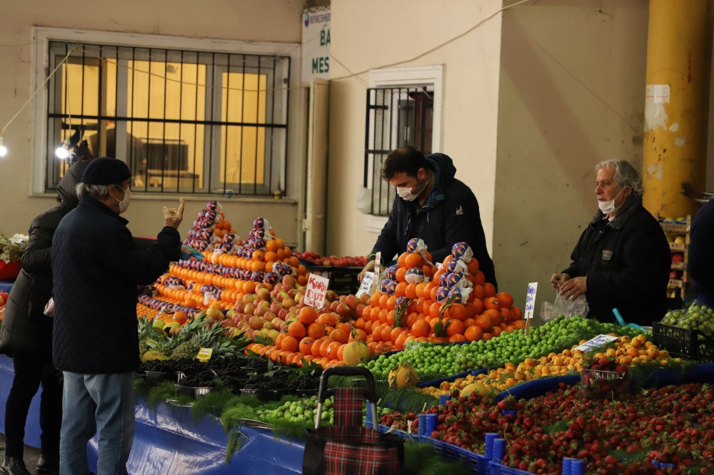 Ramazan öncesi semt pazarında korona virüs tedbirleri