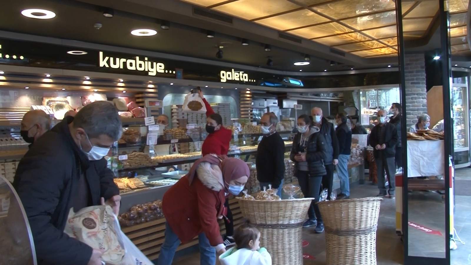 Ramazan’ın ilk iftarı için metrelerce pide kuyruğu oluştu