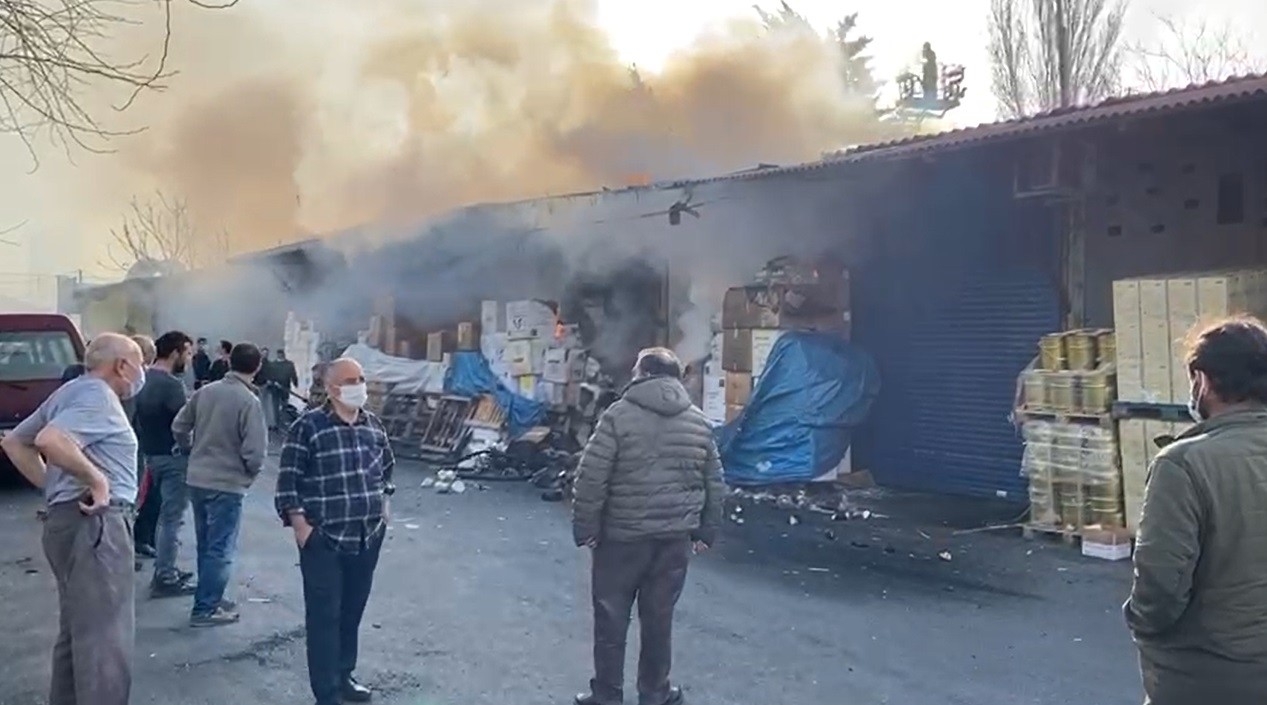 Rami Kuru Gıda Hali’nde yangın