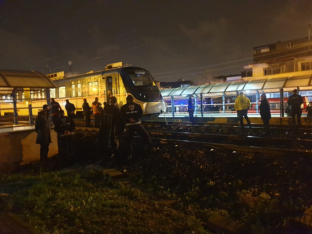 Raylardan yolun karşısına geçmek isterken trenin altında kaldı