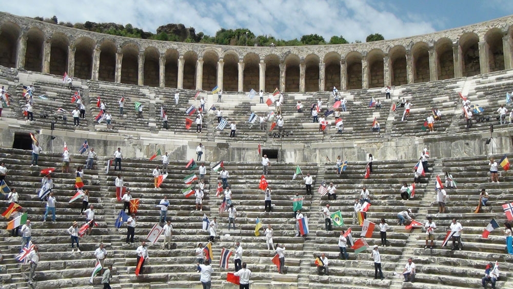 Rehberler 90 ülke bayrağıyla Aspendos’tan seslendi: 