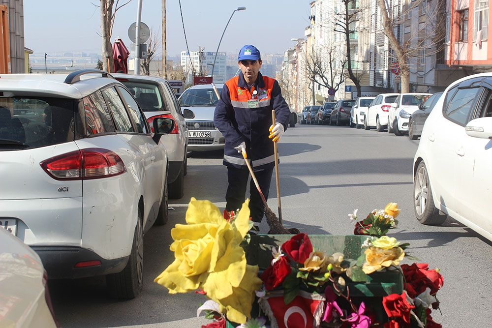 Rengarenk arabasıyla geçtiği her sokağı güzelleştiriyor