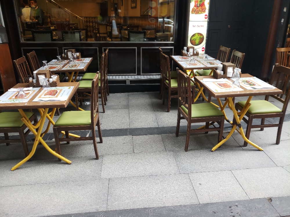 Restoran ve pastaneler yeniden müşteri kabul etmeye başladı