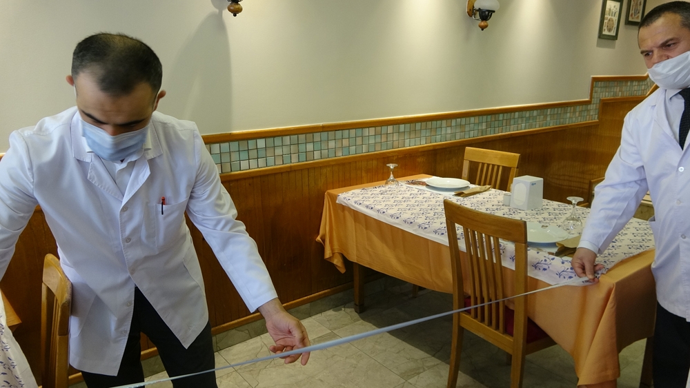 Restoranda metre ile sosyal mesafe ölçümü