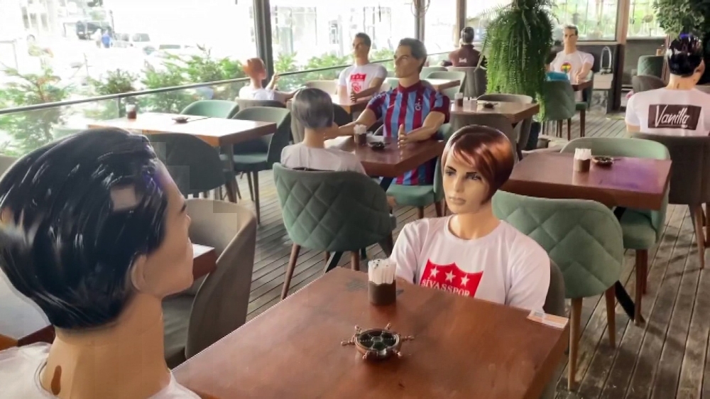 Restoranda sosyal mesafe için cansız mankenli önlem