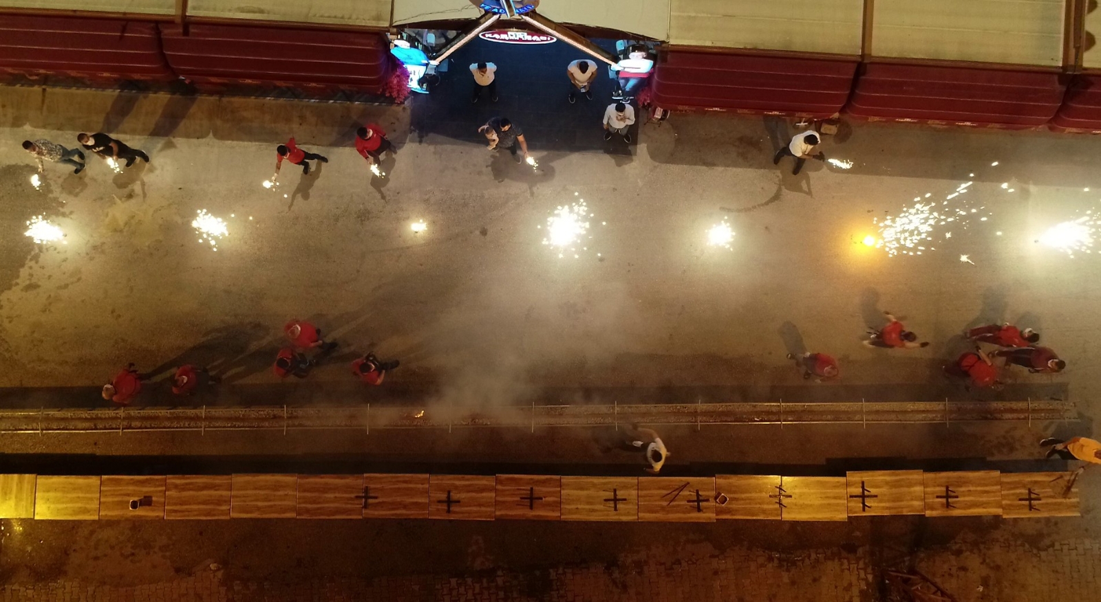 Restoranların açılışını havai fişek ve 35 metrelik kebapla kutladı