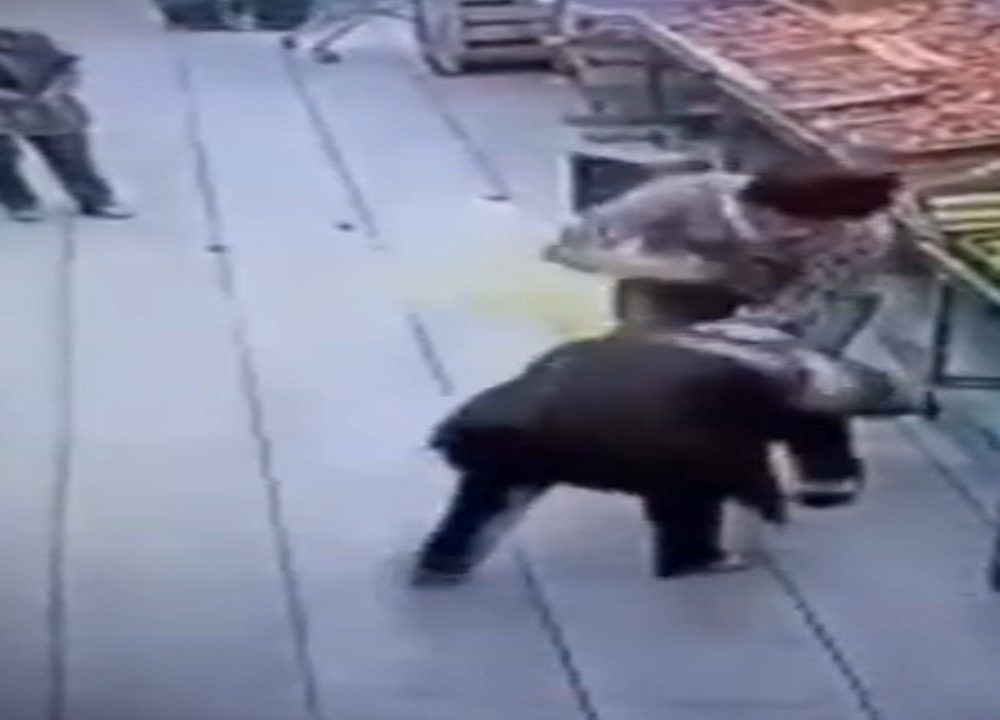 Reyon görevlisi defalarca bıçaklandı, yardımına diğer çalışanlar yetişti