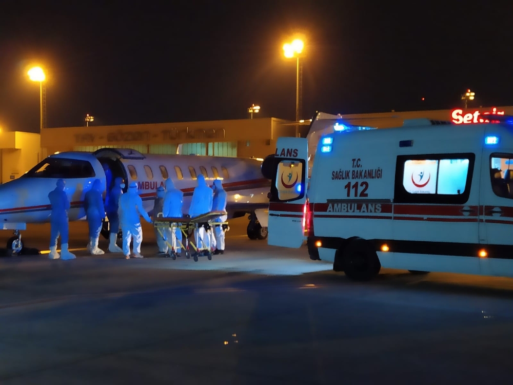 Riyad’taki Covid-19’lu karı koca ambulans uçakla yurda getirildi