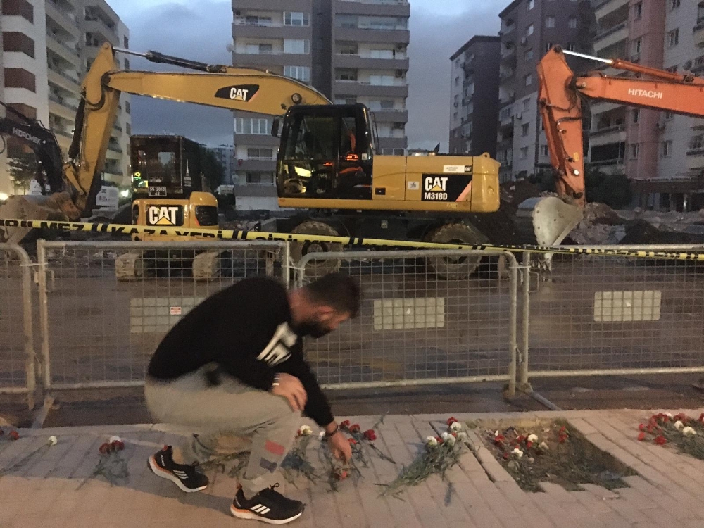 Rızabey Apartmanı’nın önüne karanfiller bırakıldı