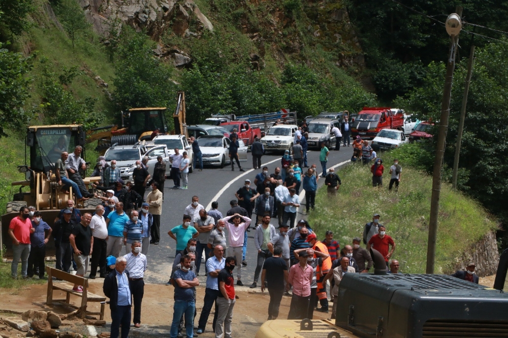 Rize-Erzurum karayolu sel nedeniyle ulaşıma kapandı
