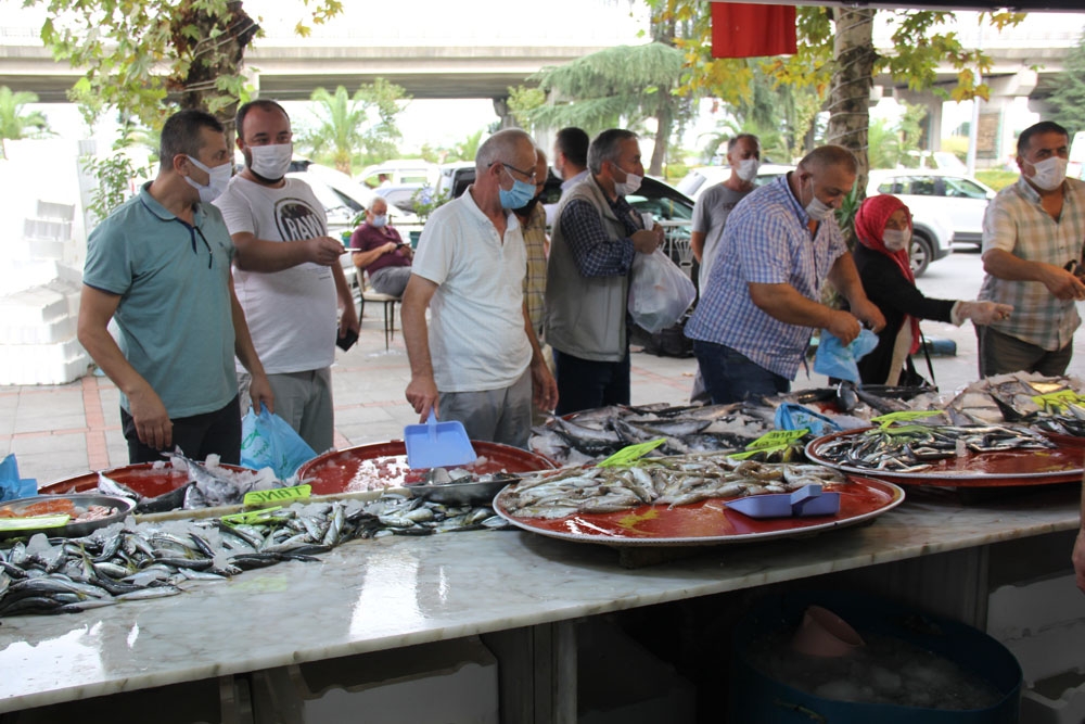 Rize’de balık tezgahlarında palamut izdihamı