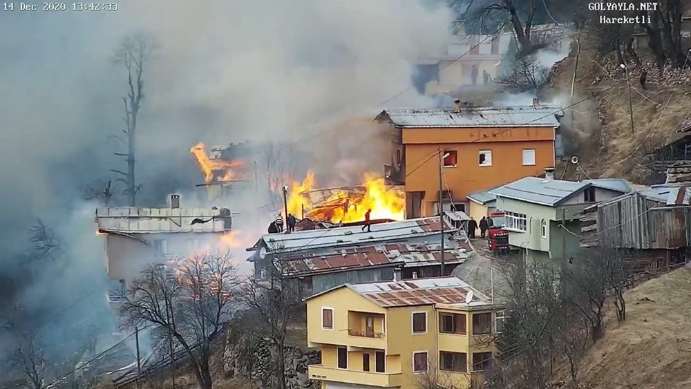 Rize’de çıkan yangında 7 ev tamamen yandı