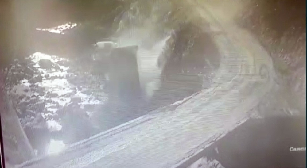 Rizede Kamyon Dereye Yuvarlandı, Sürücü Ağır Yaralandı