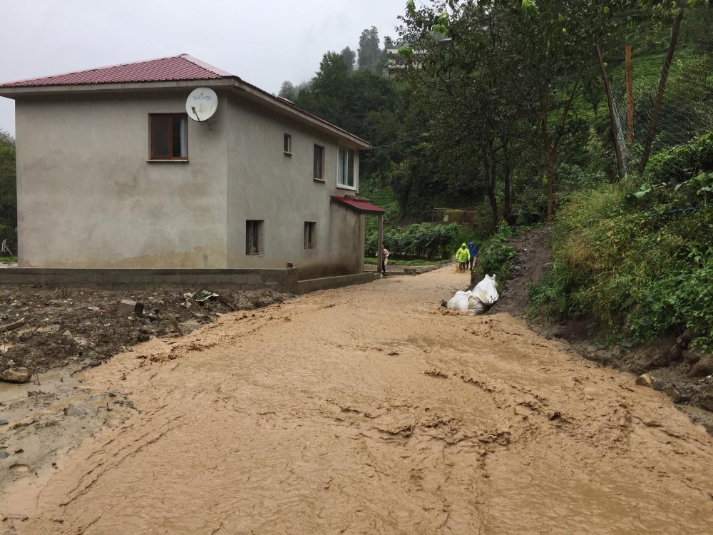 Rize’de şiddetli yağış Ardeşen ilçesinin Kaçkar köyünde sellere neden oldu