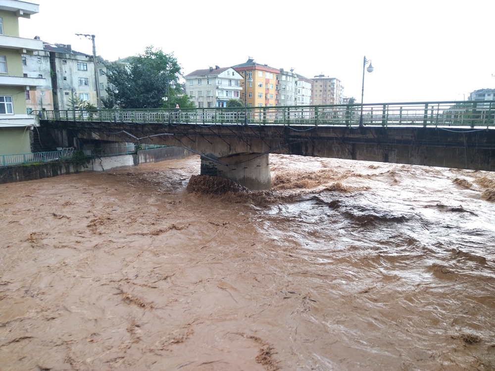 Rize’de şiddetli yağış hayatı felç etti