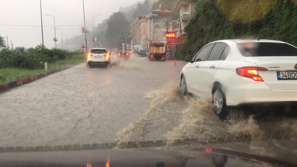 Rize’de şiddetli yağış yolları göle döndürdü