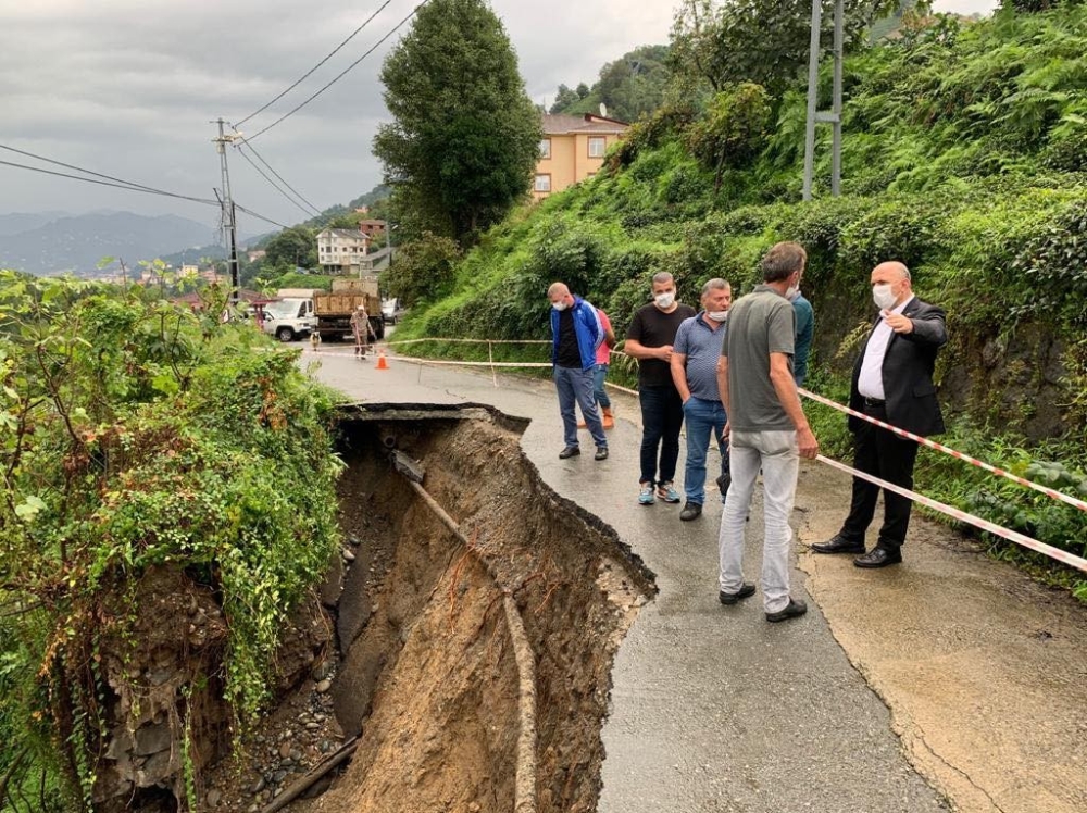 Rize’de şiddetli yağmur heyelanlara neden oldu