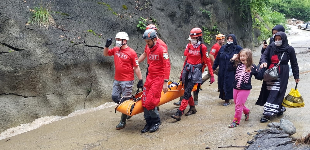 Rize’deki selde mahsur kalan 100 kişi tahliye edildi