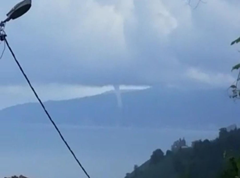 Rize’nin Çayeli ilçesi açıklarında çıkan hortum korkuttu