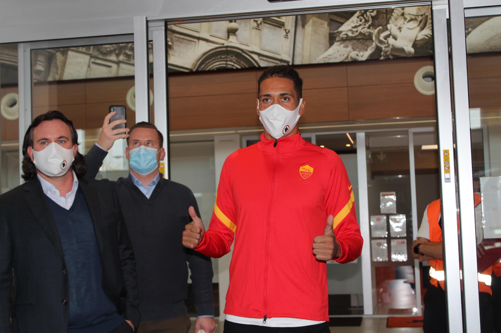 Roma’nın futbolcusu Smalling’e hırsız şoku