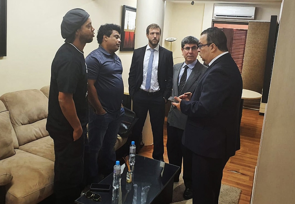 Ronaldinho ve kardeşi Paraguay’da tutuklandı