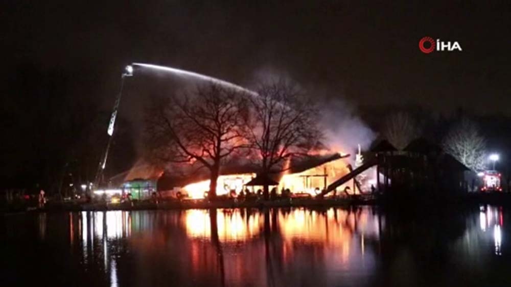 Rotterdam’da tema parkında büyük yangın