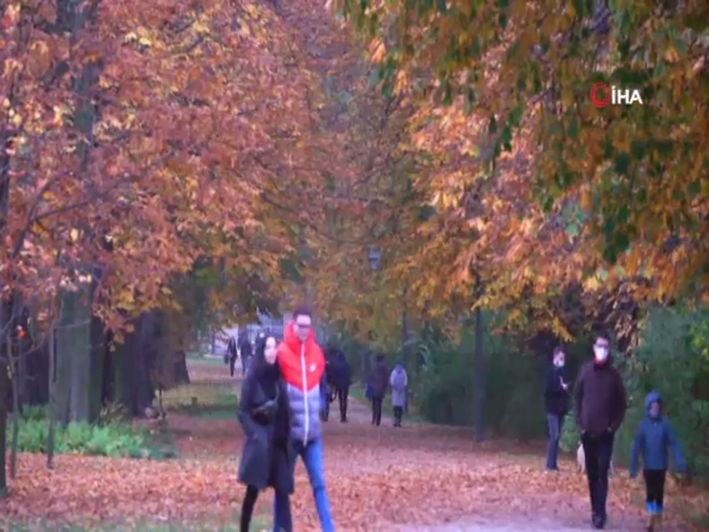 Royal Lazienki Parkı’ndan çarpıcı sonbahar manzarası