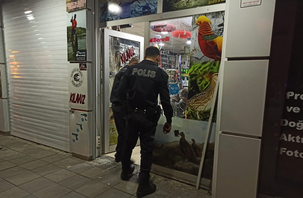 Ruhsatsız tüfek satmayan esnafa kurşun yağdırdılar