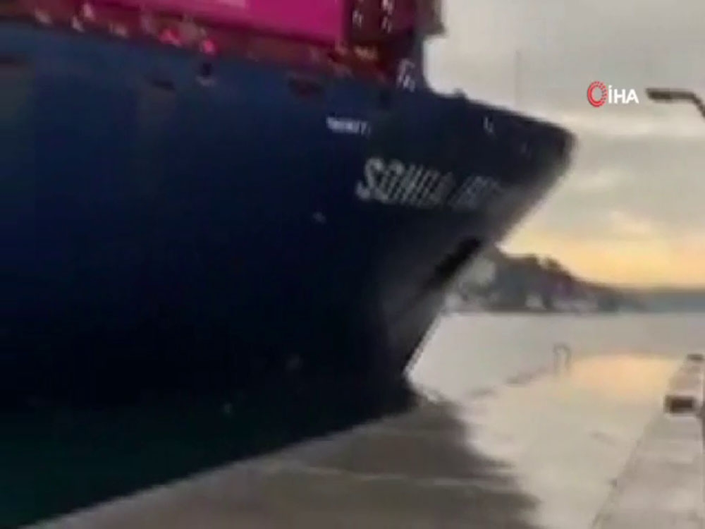 Rumeli Hisarı Açıklarında Yük Gemisinin Kıyıya Çarptığı Anlar Kamerada