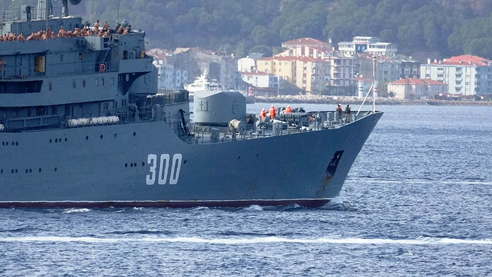 Rus askeri öğrenciler yarı çıplak vaziyette Çanakkale Boğazı’ndan geçti
