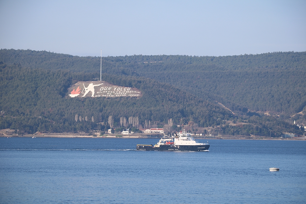 Rus askeri römorkörü Çanakkale Boğazı’ndan geçti