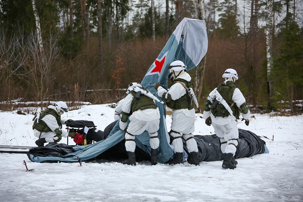 Rus askerleri tatbikatta uçak ve tank kamuflajları kullandı