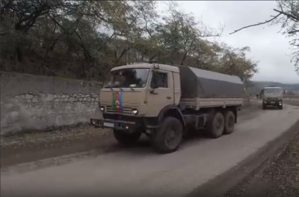 Rus Barış Gücü askerleri Dağlık Karabağ’da Azerbaycan’ın konvoyuna eşlik etti