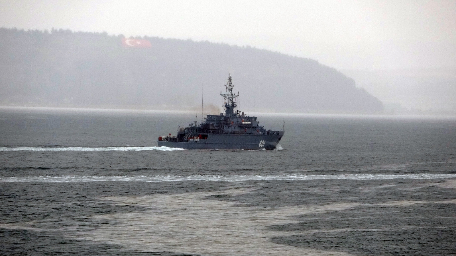 Rus mayın tarama gemisi ‘Ivan Antonov’ Çanakkale Boğazı’ndan geçti