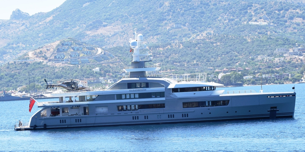 Rus milyarder Bodrum’a milyon dolarlık yat ile geldi, beach’i kapattı