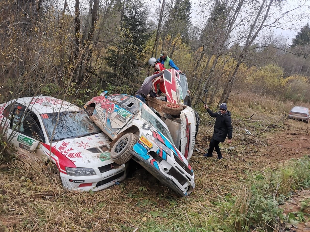 Rus rallisinde 6 araç aynı noktaya uçtu
