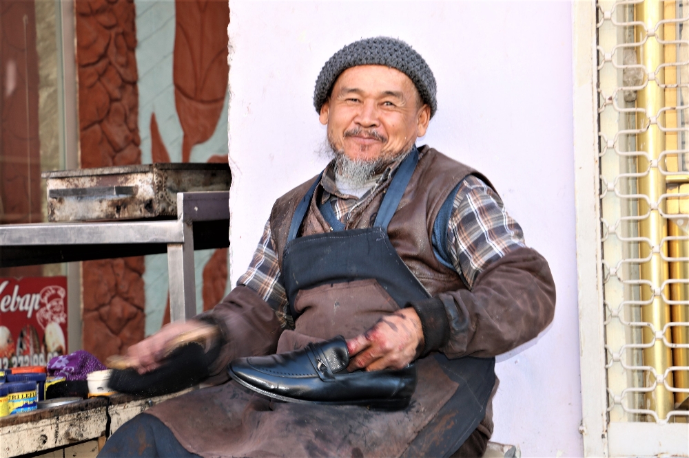 Rus Saldırısından Kaçan Özbek Türkü, Suriye Sınırında Ayakkabı Boyacılığı Yapıyor