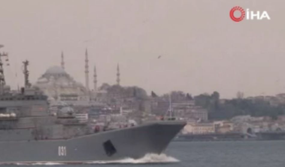 Rus savaş gemileri İstanbul Boğazı’ndan geçti