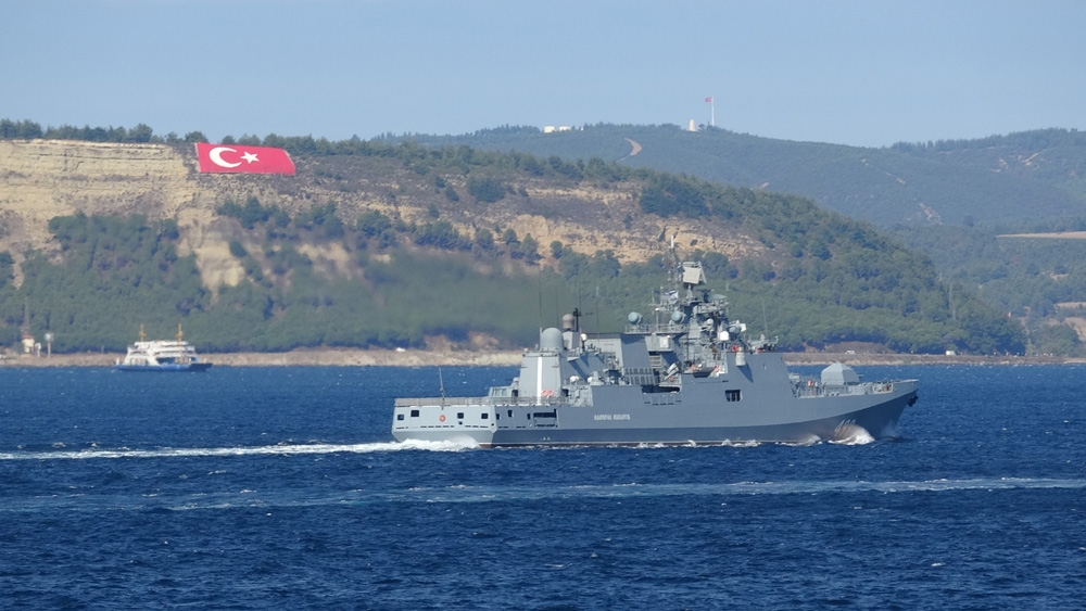 Rus savaş gemisi ’Admiral Makarov’ Çanakkale Boğazı’ndan geçti