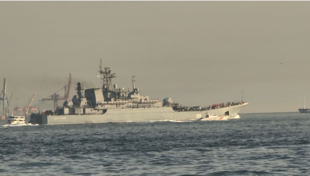 Rus savaş gemisi “Caesar Kunikov” İstanbul Boğazı’ndan geçti