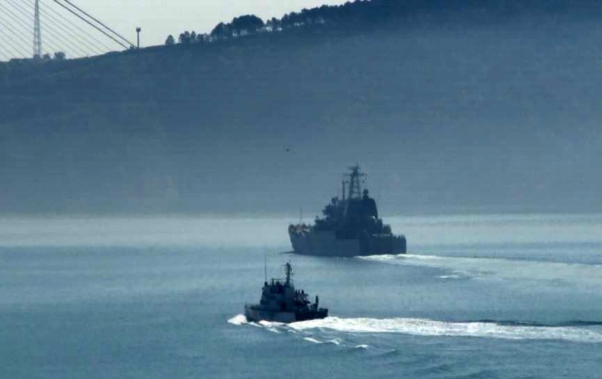 Rus savaş gemisi İstanbul Boğazı’ndan geçti