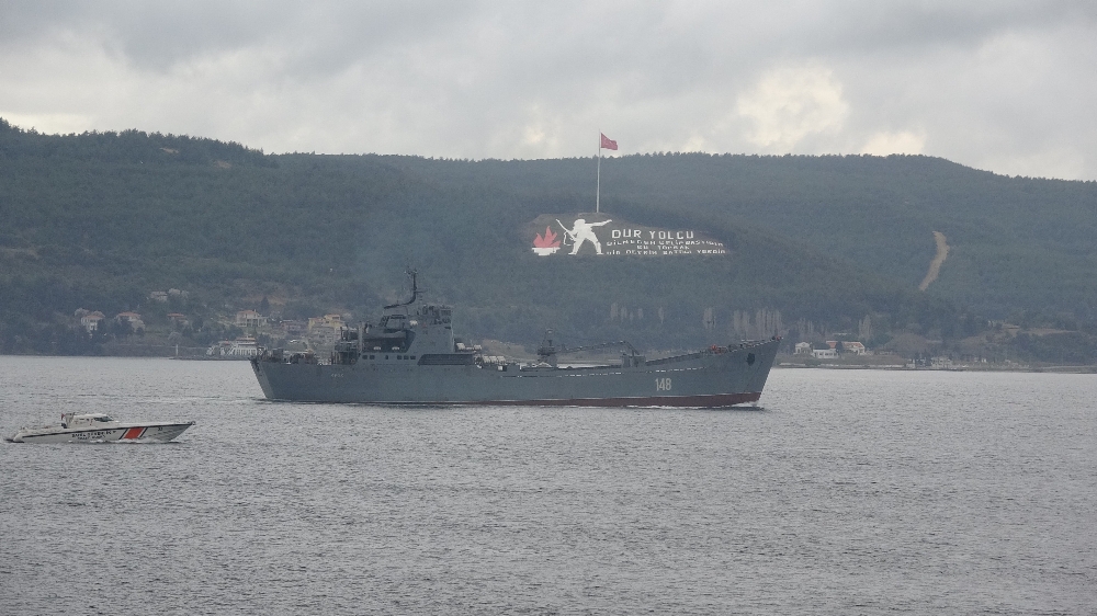 Rus savaş gemisi ’Orsk’ Çanakkale Boğazı’ndan geçti