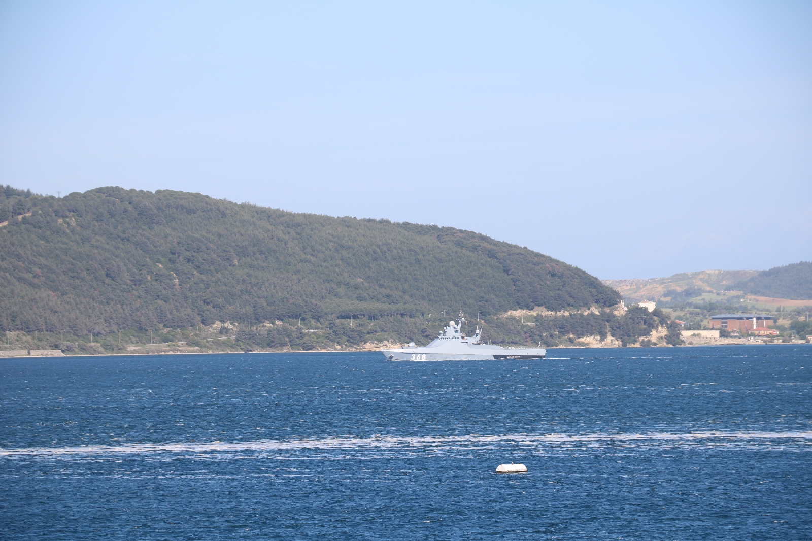 Rus savaş gemisi ’Vasily Bykov’ Çanakkale Boğazı’ndan geçti