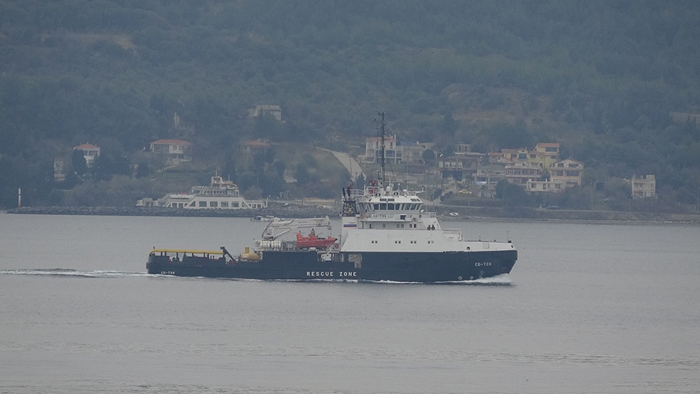 Rus savaş ve askeri römorkör gemisi Çanakkale Boğazı’ndan geçti
