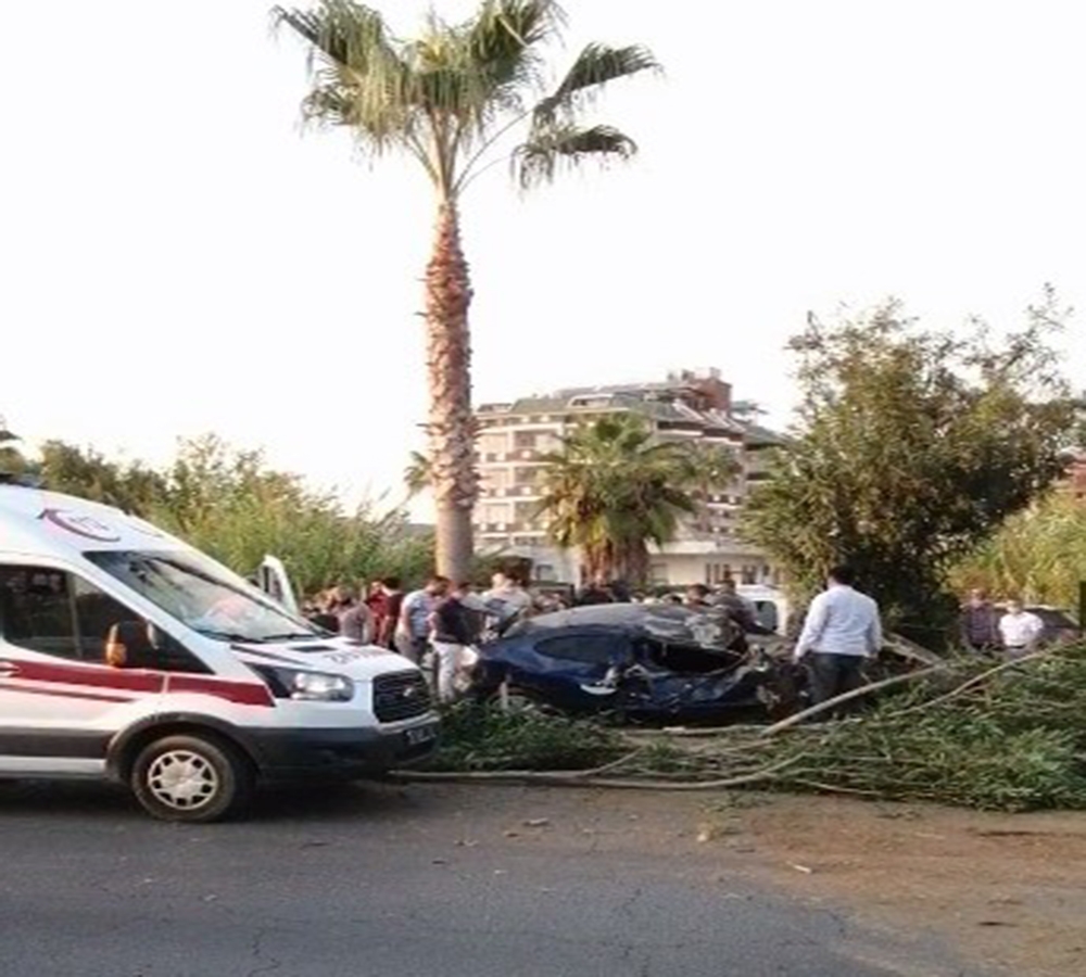 Rus turist otostop çekerek bindiği otomobil kaza yapınca öldü