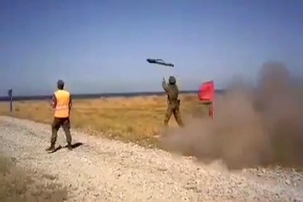 Rus yapımı roket askerin omzunda patladı