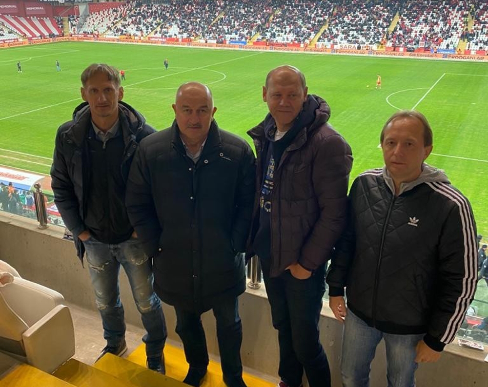 Rusya Milli Takım Teknik Direktörü Çerçesov, Antalyaspor - Kasımpaşa maçını izledi